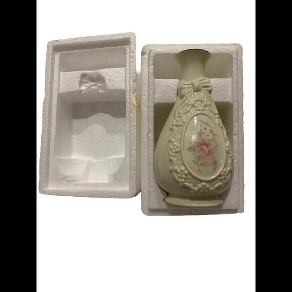 Vintage Royal Heritage Collection The Cameo Ribbon Vase Taiwan Original Foam Box - Picture 2 of 4